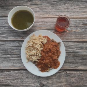 Zdjęcie przedstawia Dietę podstawową: Krem z zielonych warzyw Makaron pełnoziarnisty Sos boloński z mięsa Surówka z selera i jabłka Kompot owocowy